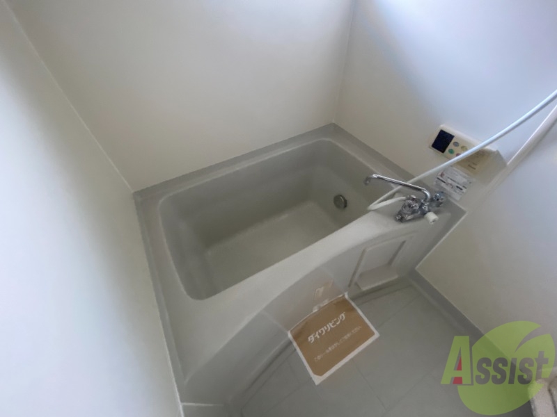 バス・シャワールーム　お風呂は追い焚き機能付きで快適にご利用いただけます。