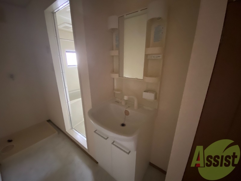 洗面設備　シャワーノズル付きの洗面台は、きれいで広くて使い易いです。