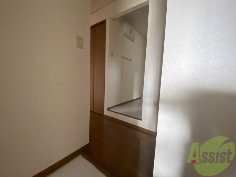 玄関　玄関からの様子ですリビングまでつながる廊下はきれいです。