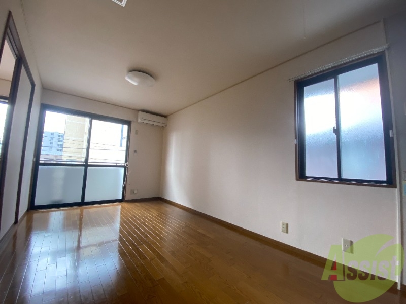 居室・リビング　７帖のリビングは大きな窓のおかげでよく陽が差します