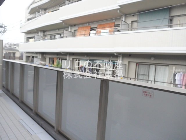 バルコニー　お天気のいい日は洗濯物も気持ちよく干せますね！