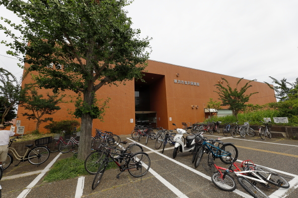図書館　横浜市金沢図書館（図書館）まで852m