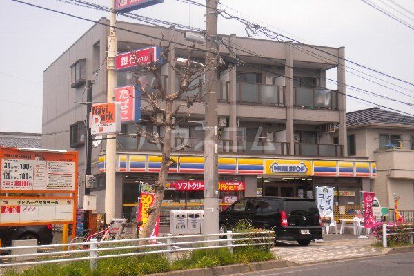 コンビニ　ミニストップ 堀江４丁目店（コンビニ）まで583m