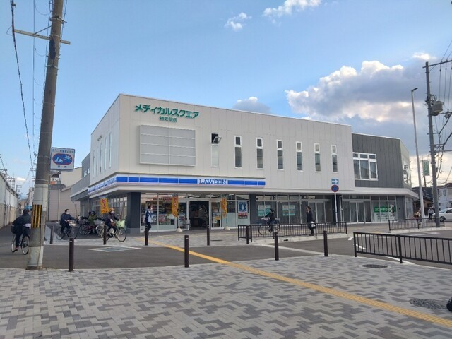 コンビニ　ローソン初芝駅前店（コンビニ）まで160m