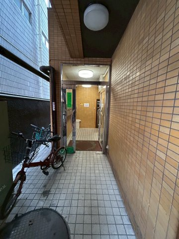 エントランス　落ち着いたエントランスです