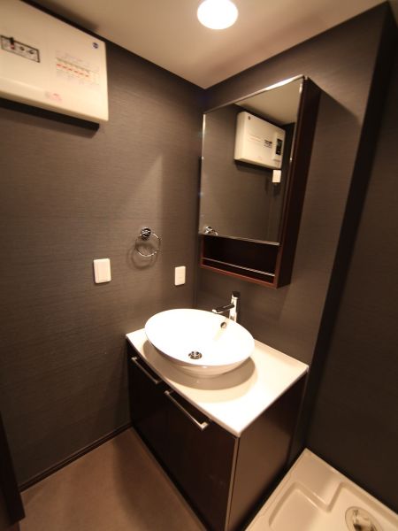 洗面設備　脱衣所　オシャレな独立洗面台付