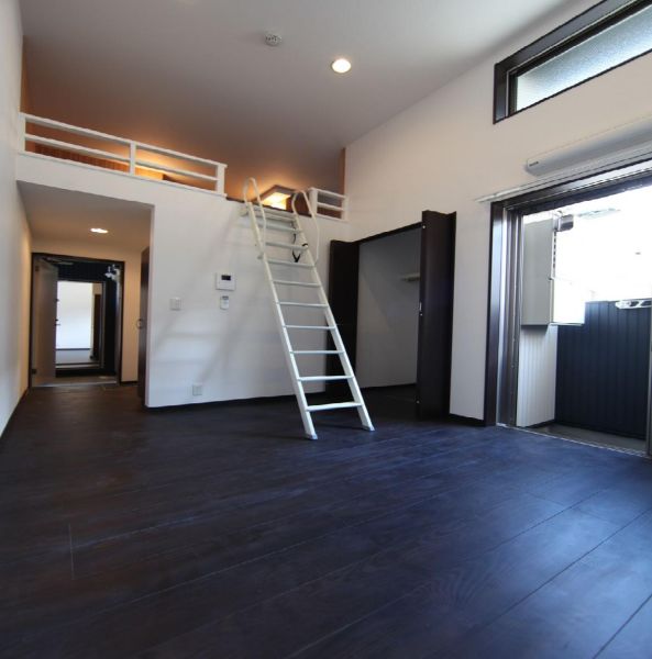 居室・リビング　洋室8.7帖ロフト5.5帖（収納としてもＯＫ）