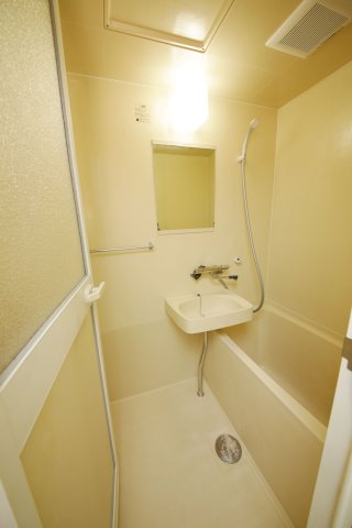 バス・シャワールーム　別部屋同間取りのお写真となります。参考にご覧くださいませ。