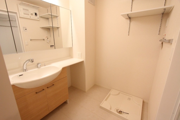 洗面設備　独立洗面台で朝の準備も快適です♪