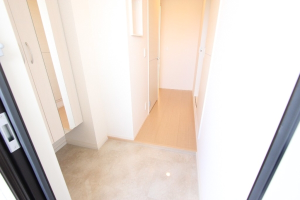 玄関　玄関を入るとホールがあります