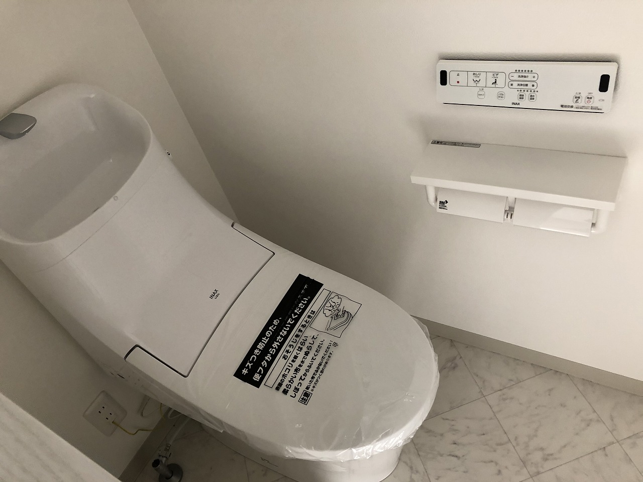 トイレ　ウォシュレット付き。