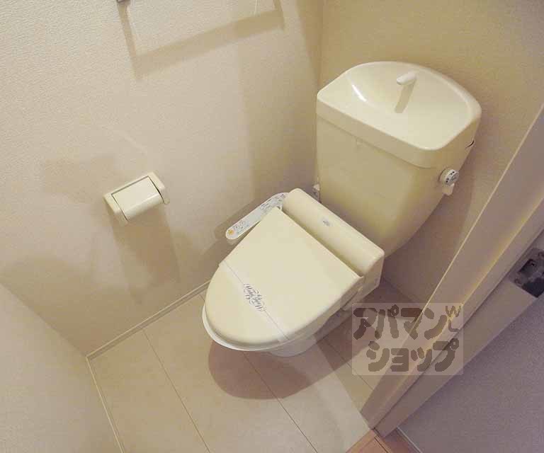 トイレ　ウォシュレット付き。