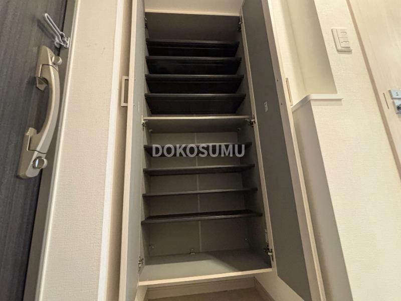 玄関　住まいの顔として相応しい、気品とゆとりのあるエントランス。