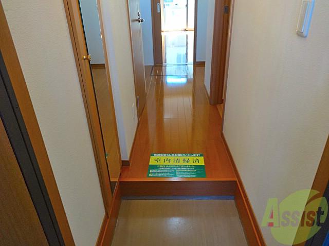 玄関　玄関をあけるとこんな感じです。真っ白の壁と木目の存在感。