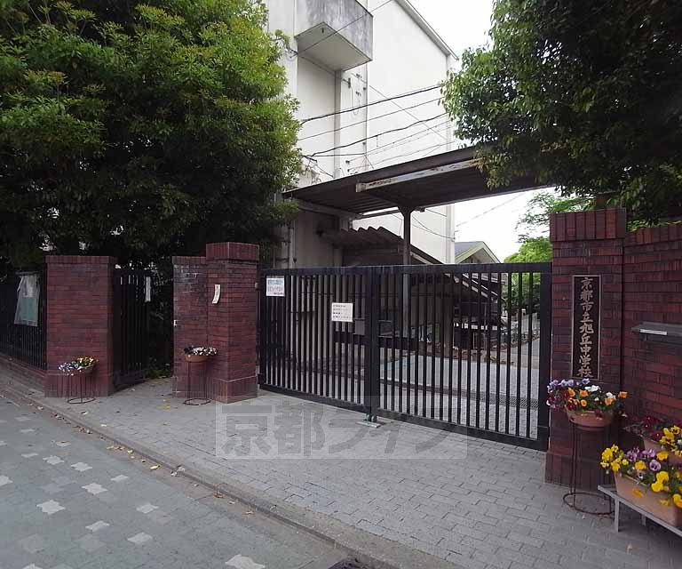 中学校　旭丘中学校（中学校）まで81m