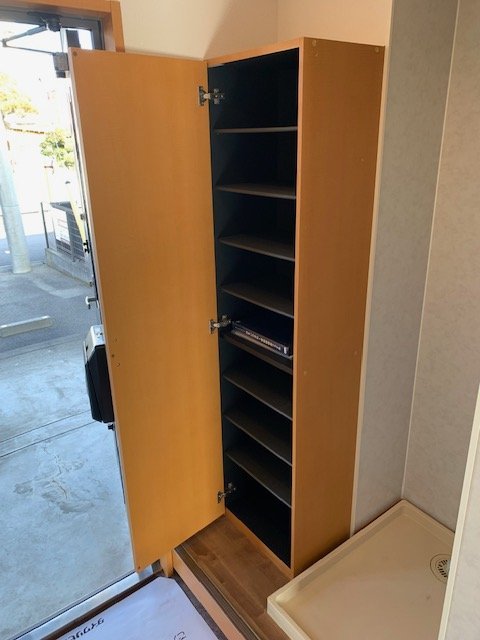 玄関　収納たっぷりの下駄箱付