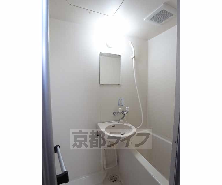 洗面設備　洗面はお風呂に設置されています。