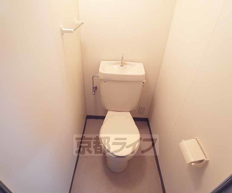 トイレ　十分な広さのあるトイレです。