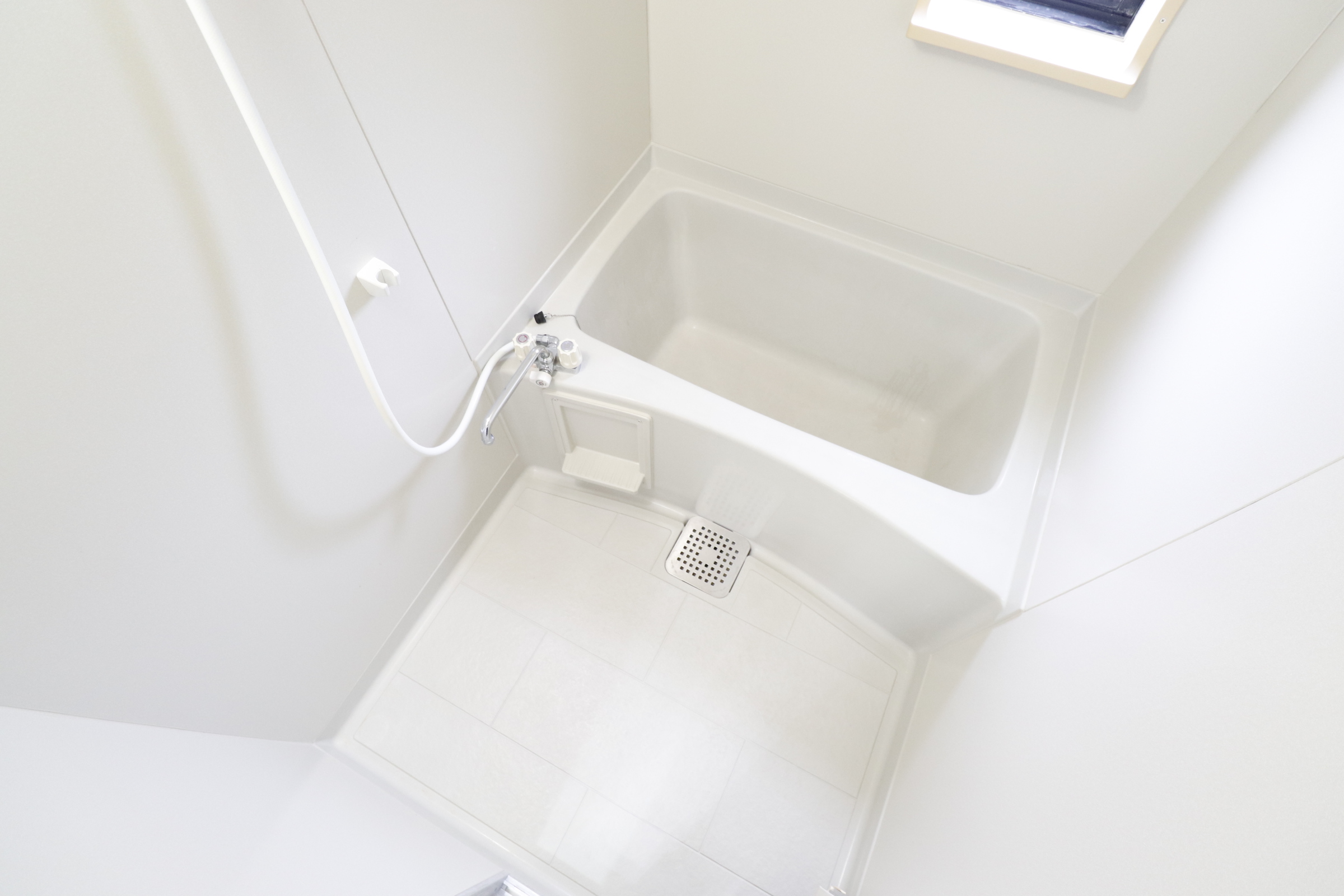 バス・シャワールーム　窓付きのため換気のしやすいバスルームです♪