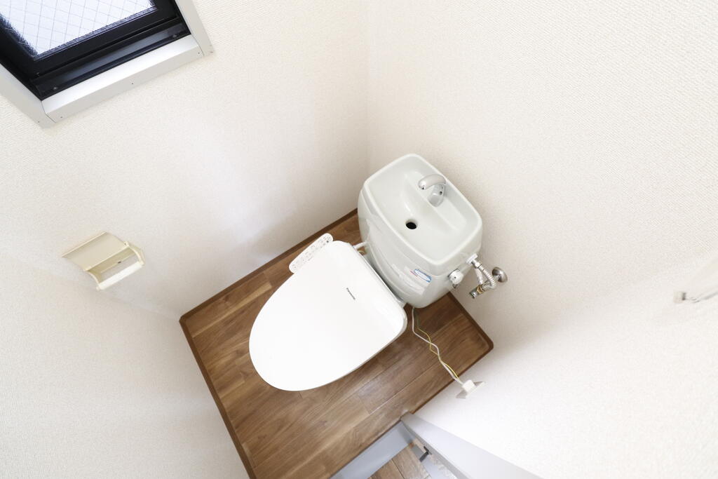 トイレ　窓付きで換気のしやすいトイレです♪