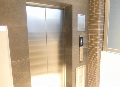 ロビー　エレベーター付き