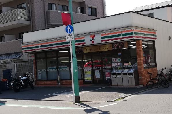 コンビニ　セブンイレブン（コンビニ）まで376m