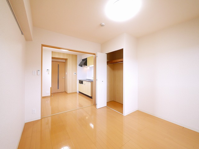 その他部屋・スペース　広くて明るい寝室