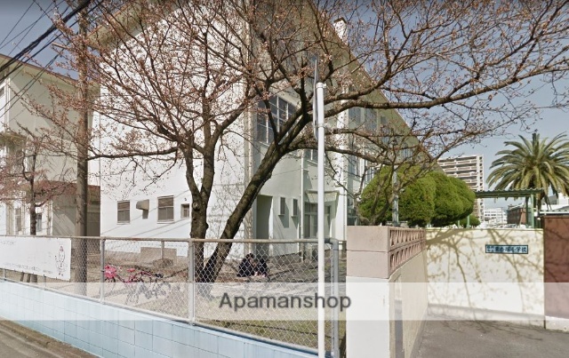 小学校　福岡市立小学校東吉塚小学校（小学校）まで496m