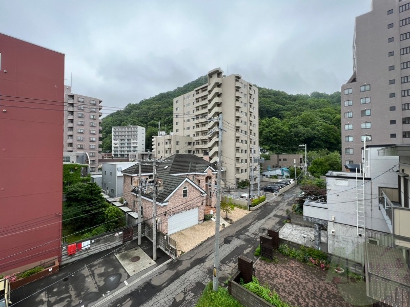 眺望　目の前が開けていて、空を見上げることができます。