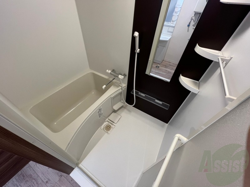 バス・シャワールーム　こちらはお風呂。一日の疲れをここで癒してください。