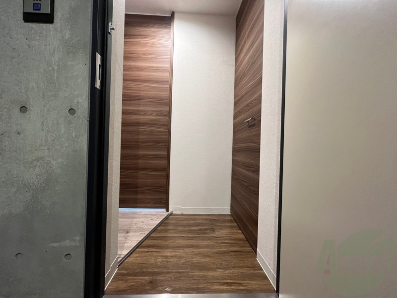 玄関　玄関の様子です。広い洋室にすぐ繋がっています。