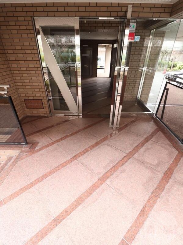 エントランス　防犯カメラ付いています