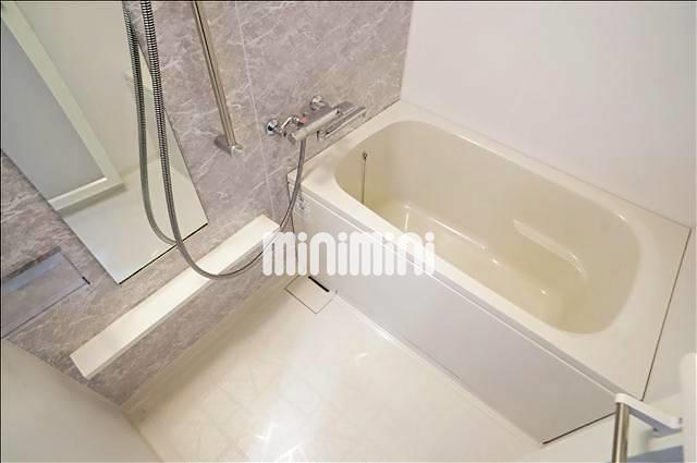 バス・シャワールーム　浴室乾燥付き。