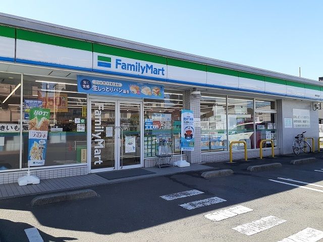 コンビニ　ファミリーマート（コンビニ）まで110m