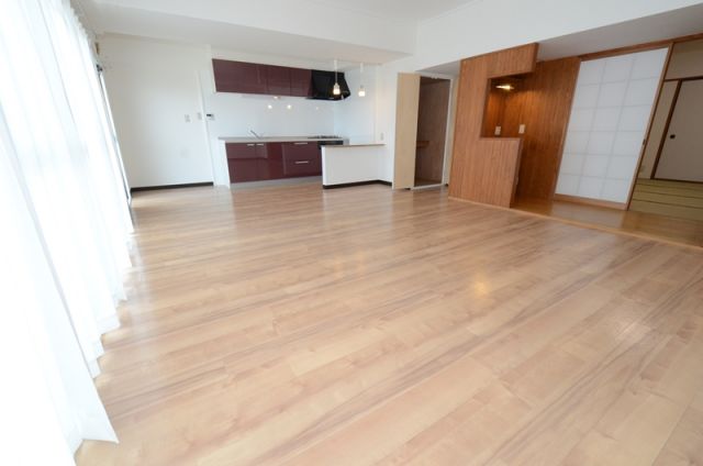 居室・リビング　隣に和室がある広めのリビングです♪