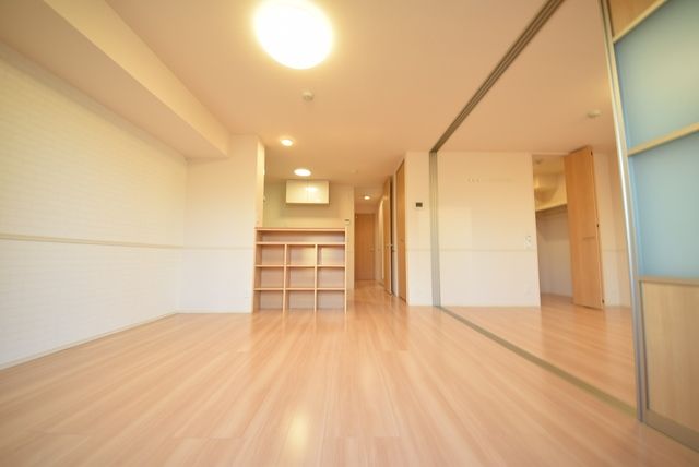 居室・リビング　アクセントクロスの室内です