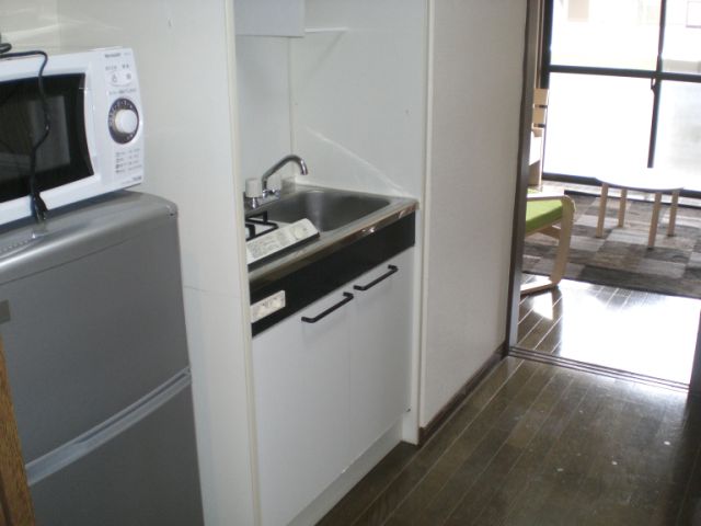 キッチン　冷蔵庫と電子レンジ付いてます