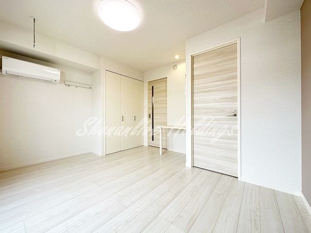 その他部屋・スペース　白基調の落ち着いた寝室♪