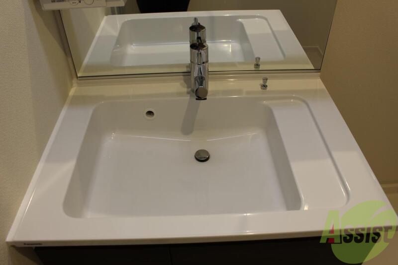 洗面設備　お洒落れな独立洗面台、身だしなみにも気合が入ります