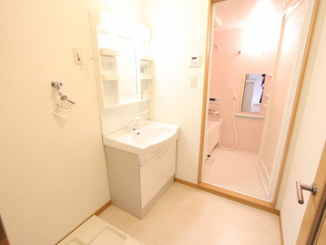 洗面設備　独立洗面台で朝の準備も快適です♪