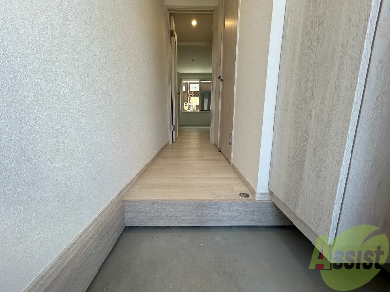 玄関　玄関は敷居が高くなく靴の着脱がしやすそうです。