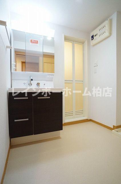 洗面設備　スペースが確保できる洗面所です