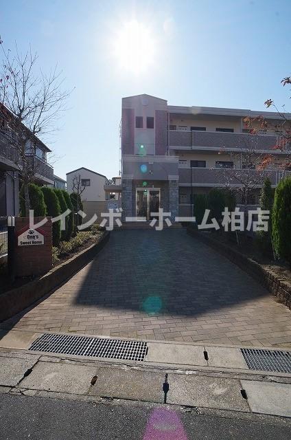 エントランス　落ち着いたエントランスです