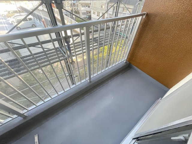 バルコニー　暖かな日差しのふりそそぐバルコニー