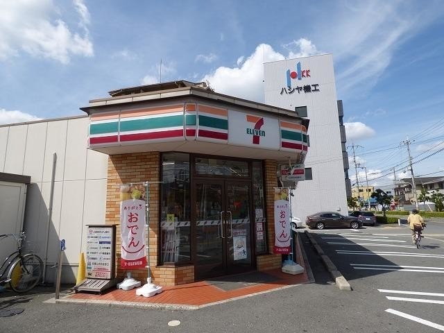 コンビニ　セブンイレブン（コンビニ）まで323m