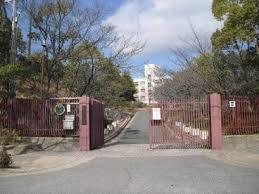 中学校　神戸市立 横尾中学校（中学校）まで747m