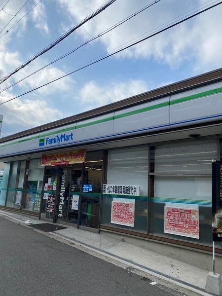 コンビニ　ファミリーマート萱島駅前店（コンビニ）まで558m