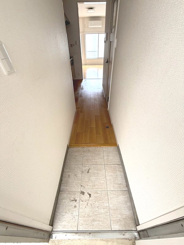 玄関　※別部屋参考写真