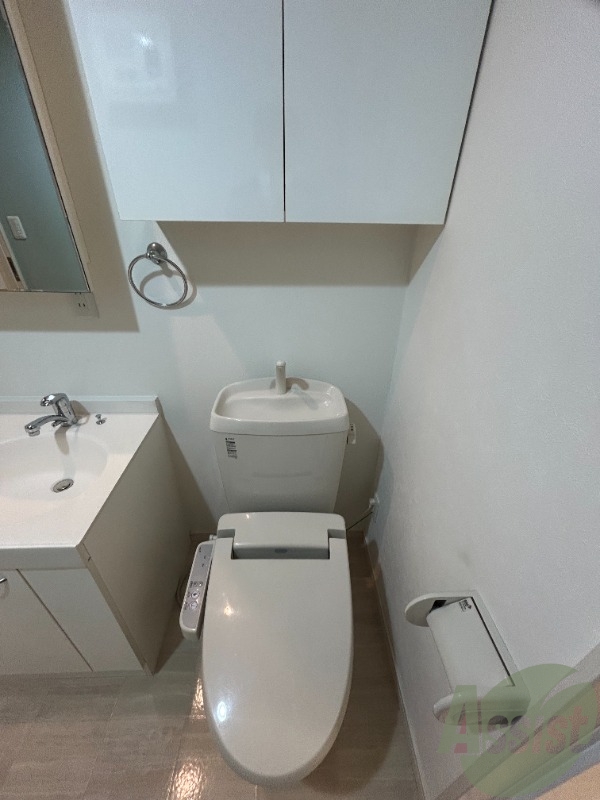 トイレ　トイレは便利なウォッシュレット機能付きです。