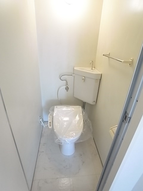 トイレ　落ち着いた色調のトイレです